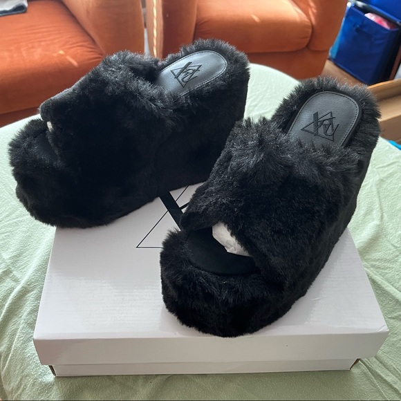 YRU Gravity Faux Fur Slides - Picture 2 of 8